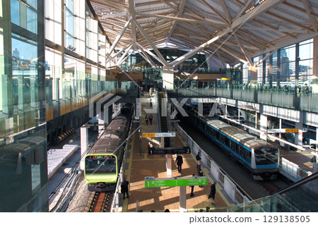 Yamanote Line and Keihin-Tohoku Line trains departing from Takanawa Gateway 129138505