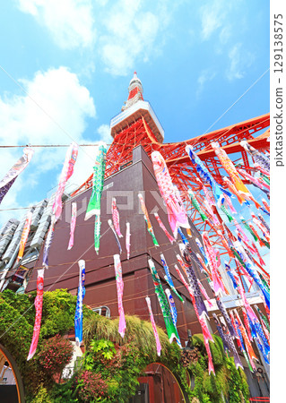 東京港區的東京鐵塔和鯉魚旗 129138575