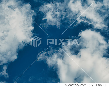 漂浮在藍天上的雲彩 129138703