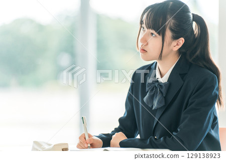 High school, junior high school, and elementary school girls taking exams and tests in school classrooms and cram schools (examination) 129138923