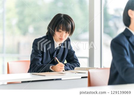 高中/國中/小學女生在學校教室/補習班參加考試/測驗（考試） 129139069