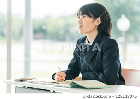 小學生、國中生、高中生、高中女生在學校課堂和補習班做筆記。 小學生、國中生、高中生、高中女生在學校課堂和補習班做筆記。 129139070