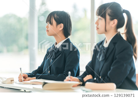 Elementary school students, junior high school students, high school students, and high school girls taking notes in school classes and cram schools 129139071