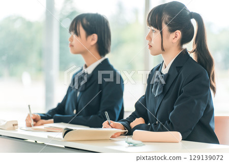 Elementary school students, junior high school students, high school students, and high school girls taking notes in school classes and cram schools 129139072