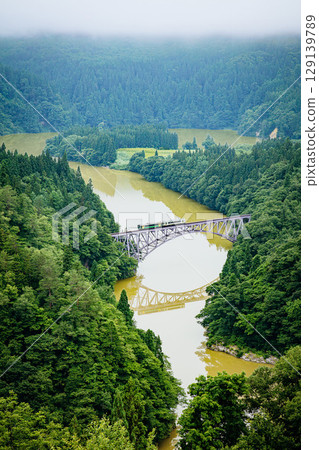 只見線:夏季首班通過只見川大橋的列車(福島縣三島町,7月中旬) 只見線:夏季首班通過只見川大橋的列車(福島縣三島町,7月中旬) 129139789