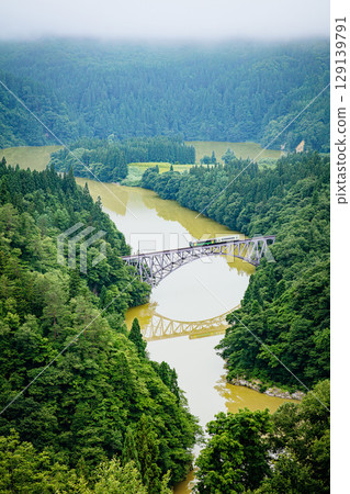 Tadami Line: The first train crossing the Tadami River Bridge in summer (Mishima Town, Fukushima Prefecture, mid-July) 129139791