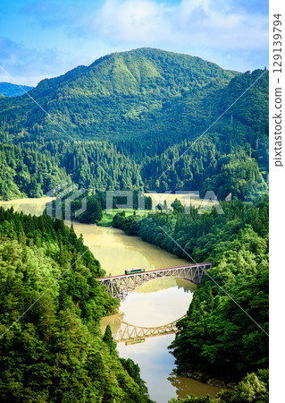 Tadami Line: A train crossing the Tadami River Bridge No. 1 in summer (Mishima Town, Fukushima Prefecture, mid-July) 129139794