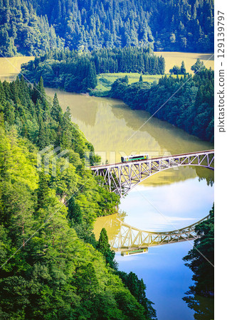 Tadami Line: A train crossing the Tadami River Bridge No. 1 in summer (Mishima Town, Fukushima Prefecture, mid-July) Tadami Line: A train crossing the Tadami River Bridge No. 1 in summer (Mishima Town, Fukushima Prefecture, mid-July) 129139797