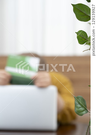 Elderly people looking at a computer in the living room, worrying about their senior women's lifestyle, dementia Elderly people looking at a computer in the living room, worrying about their senior women's lifestyle, dementia 129139927