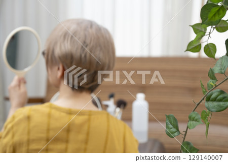 老年人在客廳用手鏡照後腦勺 老年婦女的頭髮護理 老年癡呆症 129140007
