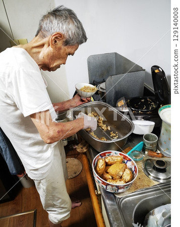 一位 94 歲的老人正在吃飯團 129140008
