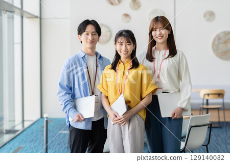Young business people working in an office [Filming cooperation: SKY Perfect Tokyo Media Center] 129140082