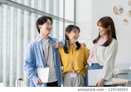 Young business people working in an office [Filming cooperation: SKY Perfect Tokyo Media Center] 129140083