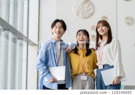 Young business people working in an office [Filming cooperation: SKY Perfect Tokyo Media Center] 129140085