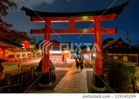 people visit Fushimi Inari Taisha shrine at night in autumn, Kyoto 129140204
