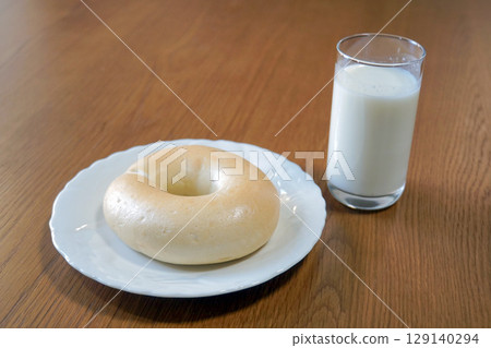 木桌上的百吉餅和牛奶 129140294