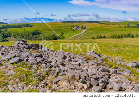 [Nagano Prefecture] The view of the Yamamotogoya hut from Mt. Ushibuse on the Utsukushigahara Plateau 129140313