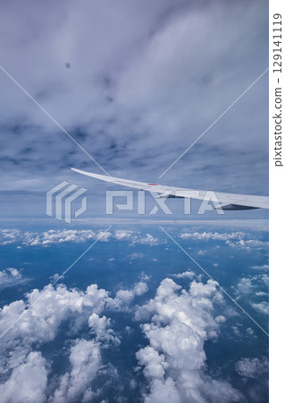 飛機飛越雲海 129141119