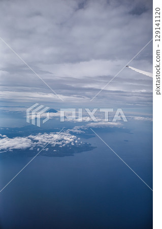 從飛機上看到的雲和富士山 129141120