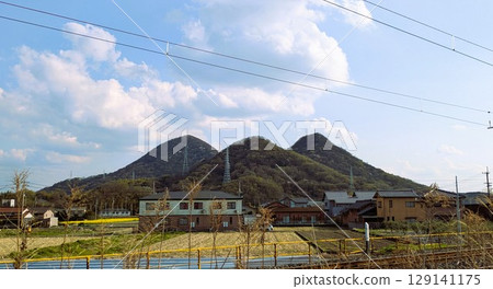 香川縣的一座山,看起來就像漢字「山」的完美典範 香川縣的一座山,看起來就像漢字「山」的完美典範 129141175