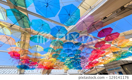 島根縣松江市的「緣雫傘天2025」。藍天白雲下，五顏六色的傘格外醒目！ 129141176