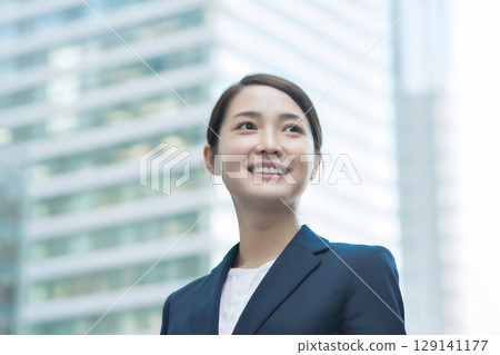 微笑的年輕日本女商人生成 AI 129141177