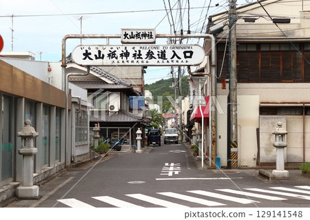 Omishima: Entrance to the approach to Oyamazumi Shrine (Omishima-cho, Imabari City, Ehime Prefecture) 129141548