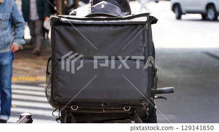 自行車外送員攜帶的黑色送餐袋 129141650