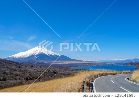初春時節，開車欣賞富士山和山中湖的壯麗景色 129141693