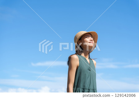 站在藍色大海中的年輕女子 站在藍色大海中的年輕女子 129142006