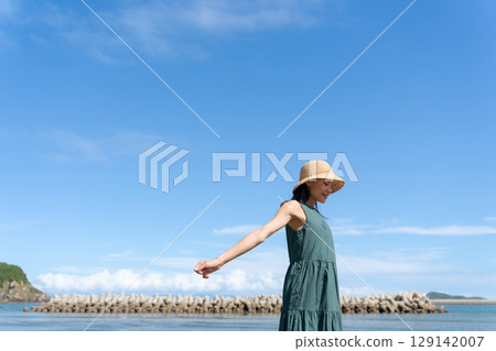 站在藍色大海中的年輕女子 站在藍色大海中的年輕女子 129142007