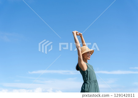站在藍色大海中的年輕女子 129142011