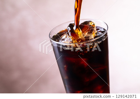 倒入冰咖啡 129142071