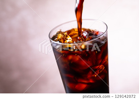 倒入冰咖啡 129142072