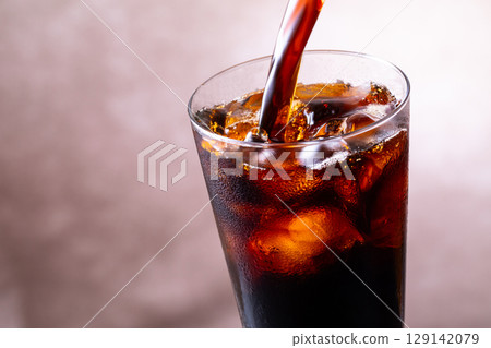 Pour iced coffee 129142079