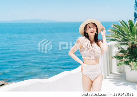 穿著泳衣的女人在度假村享受假期 129142081