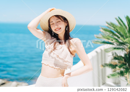 穿著泳衣的女人在度假村享受假期 129142082