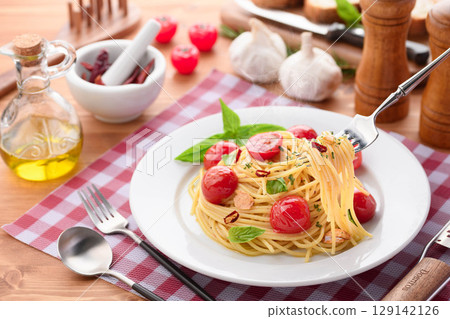 熱氣騰騰的櫻桃番茄和羅勒peperoncino 129142126