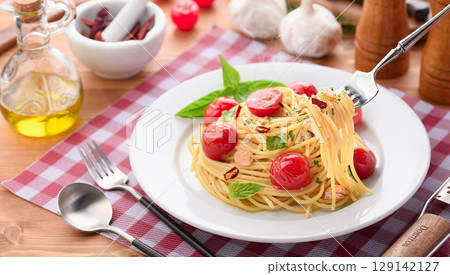 熱氣騰騰的櫻桃番茄和羅勒peperoncino 129142127