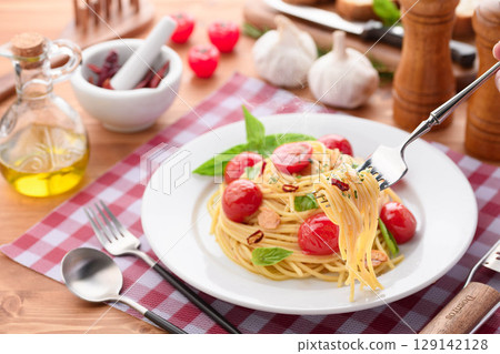 熱氣騰騰的櫻桃番茄和羅勒peperoncino 129142128