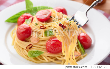 Steaming cherry tomato and basil peperoncino Steaming cherry tomato and basil peperoncino 129142129