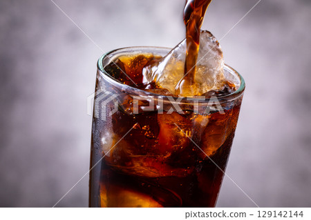 Pour iced coffee 129142144