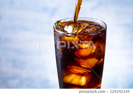 Pour iced coffee 129142145