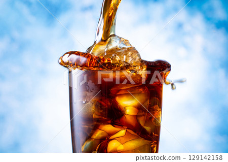 Pour iced coffee 129142158