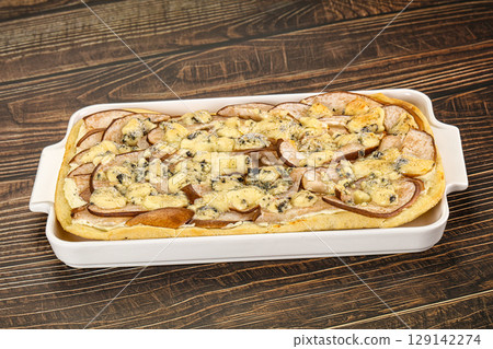 Roman pizza with pear and gorgonzola Roman pizza with pear and gorgonzola 129142274