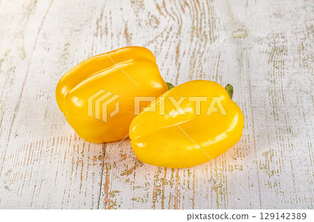 Ripe sweet yellow bell pepper 129142389