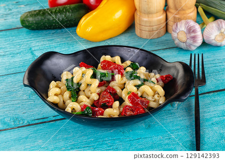 Pasta with spinach and tomato 129142393