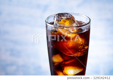 在咖啡館喝冰咖啡 129142412