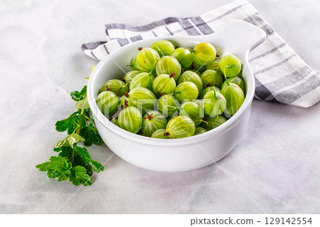 Ripe sweet juicy green gooseberry Ripe sweet juicy green gooseberry 129142554