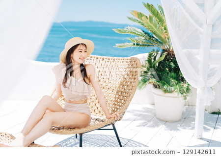 年輕女子享受海灘度假 129142611